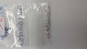 SACHET d'environ 40 petits diamants taille...